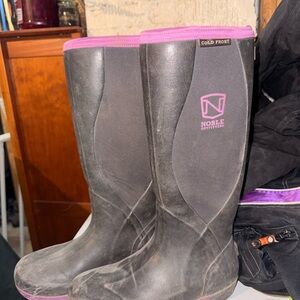 Noble Outfitters Women's Black and Pink Winter Boots